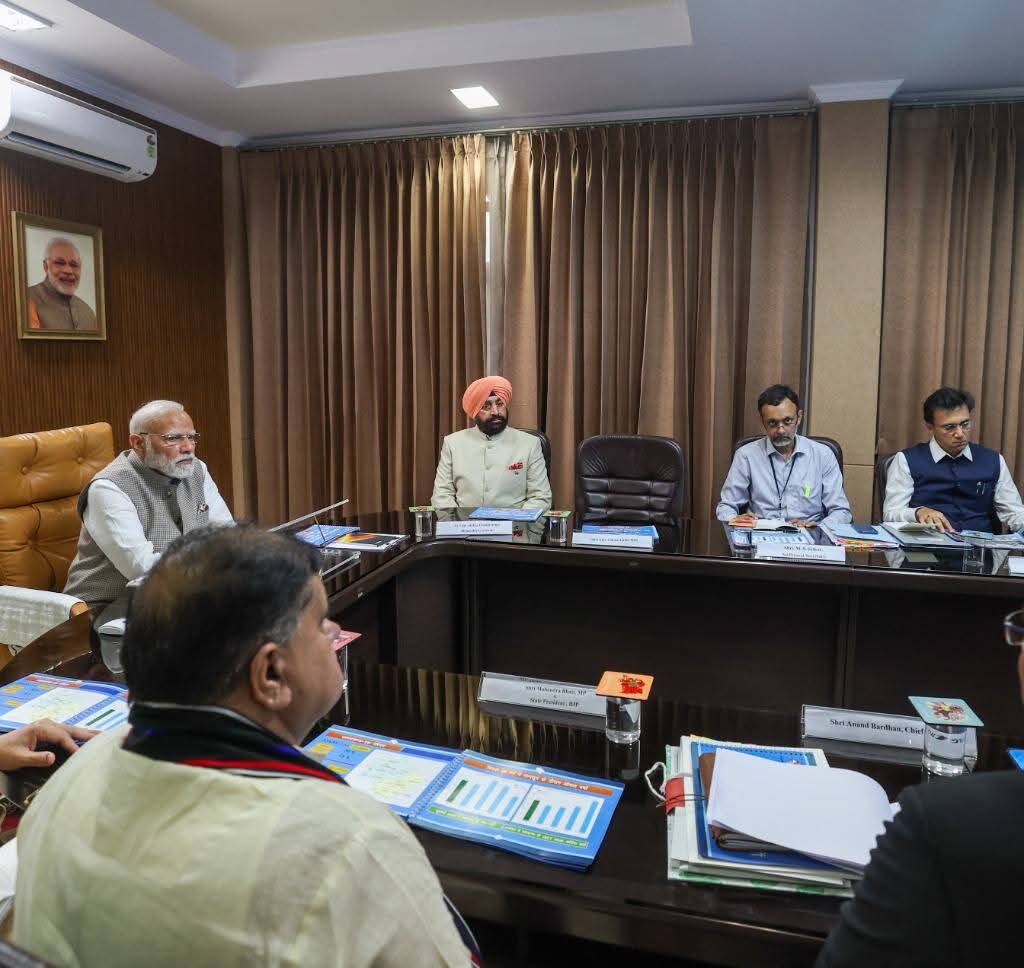 पुष्कर सिंह धामी, केन्द्रीय राज्य मंत्री अजय टम्टा तथा राज्य के सांसदों सहित वरिष्ठ अधिकारियों के साथ विचार-विमर्श किया