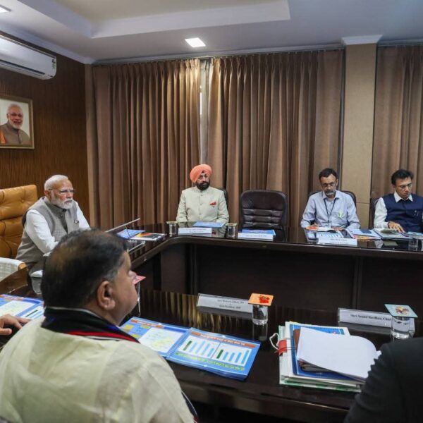 पुष्कर सिंह धामी, केन्द्रीय राज्य मंत्री अजय टम्टा तथा राज्य के सांसदों सहित वरिष्ठ अधिकारियों के साथ विचार-विमर्श किया