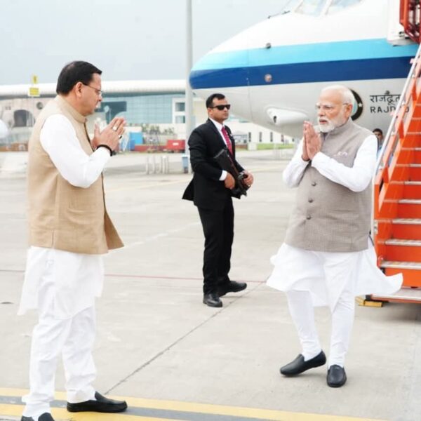 देहरादून पहुँचने पर मुख्यमंत्री पुष्कर सिंह धामी ने प्रधानमंत्री जी का स्वागत किया