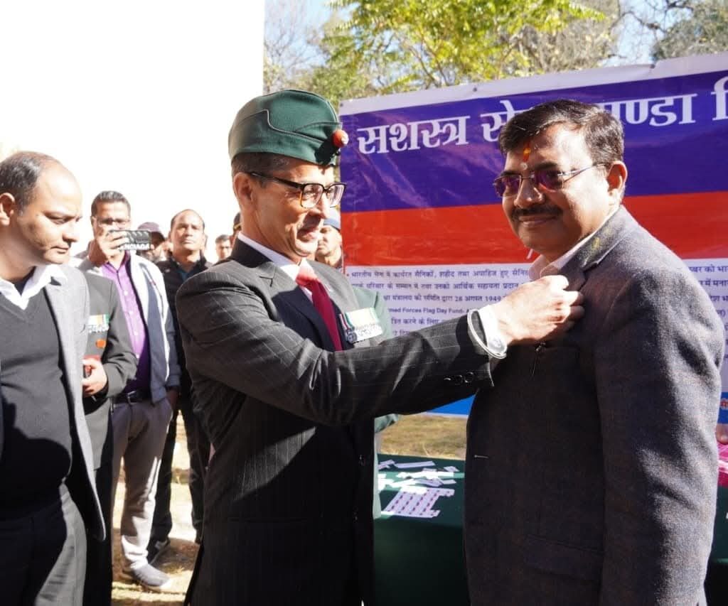 मुख्य सचिव ने वीर सैनिकों के योगदान को नमन करते हुए फ्लैग लगाया