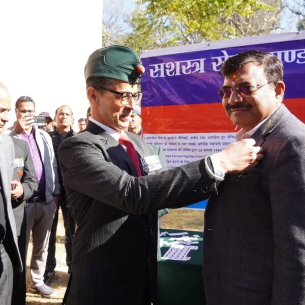 मुख्य सचिव ने वीर सैनिकों के योगदान को नमन करते हुए फ्लैग लगाया