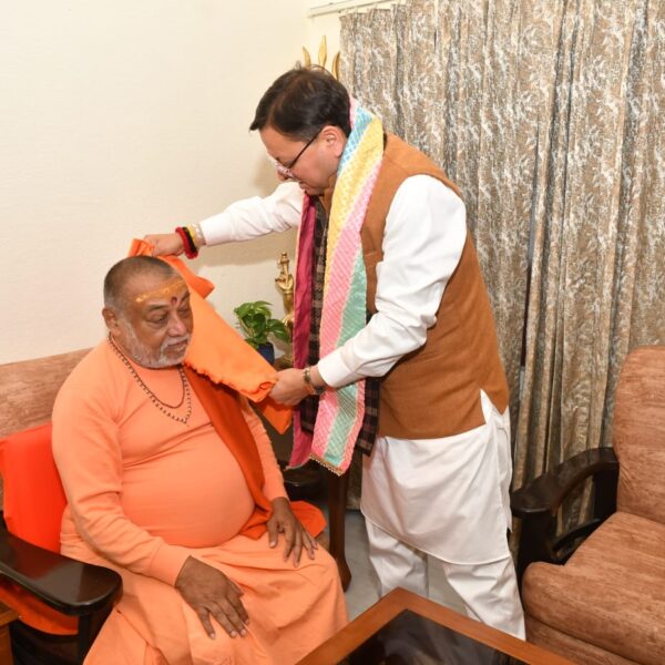मुख्यमंत्री ने जगद्गुरु शंकराचार्य स्वामी राजराजेश्वराश्रम महाराज को अंगवस्त्र भेंटकर महाराजी का आशीर्वाद प्राप्त किया