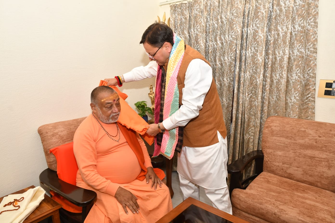 मुख्यमंत्री ने जगद्गुरु शंकराचार्य स्वामी राजराजेश्वराश्रम महाराज को अंगवस्त्र भेंटकर महाराजी का आशीर्वाद प्राप्त किया