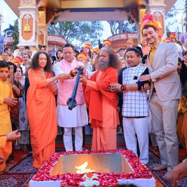 धामी ने योग नगरी परमार्थ निकेतन में आयोजित 38वें अंतर्राष्ट्रीय योग महोत्सव में प्रतिभाग किया