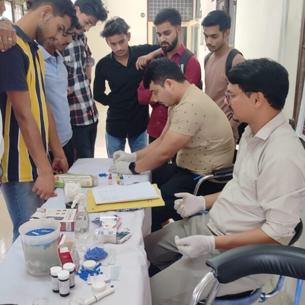 विश्व स्वास्थ्य दिवस पर गुरुकुल में निःशुल्क स्वास्थ्य जांच शिविर का सफल आयोजन