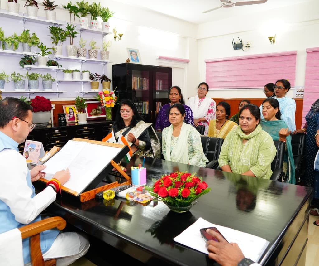 रेखा नेगी के नेतृत्व में भेंट कर अपनी विभिन्न मांगों एवं समस्याओं से अवगत कराया
