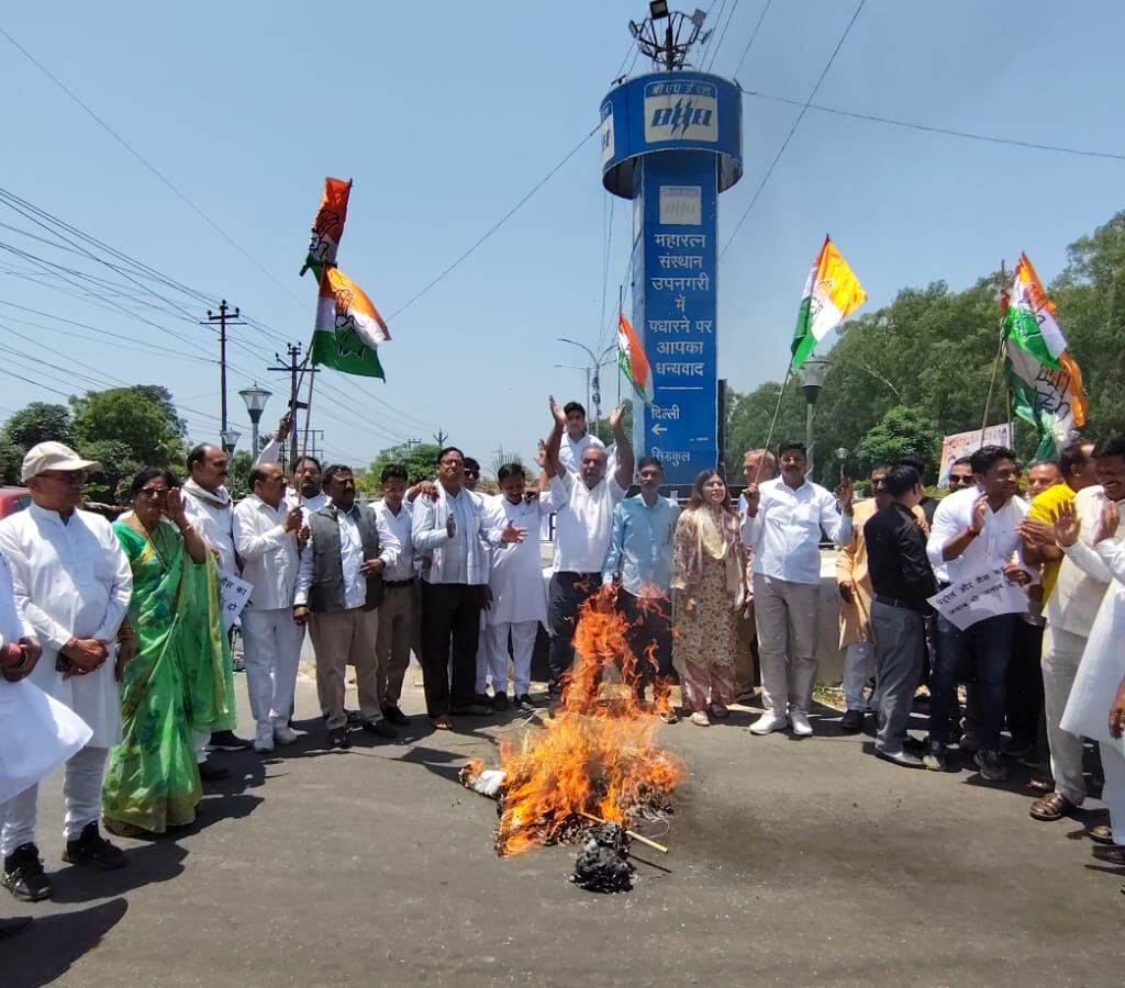 भाजपा सरकार के खिलाफ शिवालिक नगर चौक पर विरोध प्रदर्शन कर पुतला दहन किया