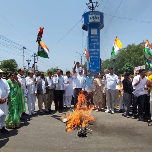 भाजपा सरकार के खिलाफ शिवालिक नगर चौक पर विरोध प्रदर्शन कर पुतला दहन किया