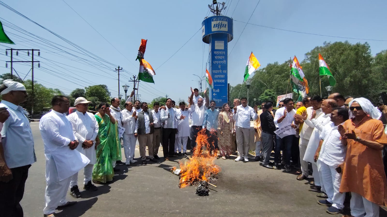 भाजपा सरकार के खिलाफ शिवालिक नगर चौक पर विरोध प्रदर्शन कर पुतला दहन किया