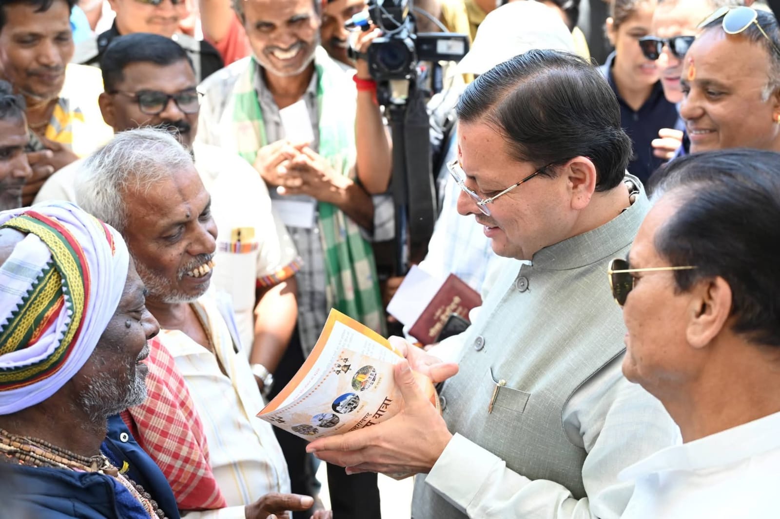 धामी ने ऋषिकेश स्थित ट्रांजिट कैंप का औचक निरीक्षण कर चारधाम यात्रा एवं रजिस्ट्रेशन प्रक्रिया से संबंधित व्यवस्थाओं का जायजा लिया