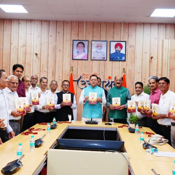 मुख्यमंत्री ने ‘सेवा विधि’ पुस्तक का किया विमोचन