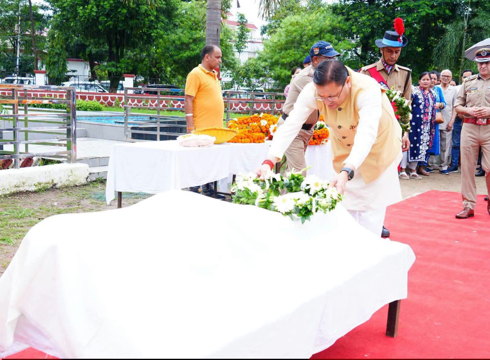 मुख्यमंत्री धामी ने एलआईयू निरीक्षक मनोज मनराल को दी भावभीनी श्रद्धांजलि