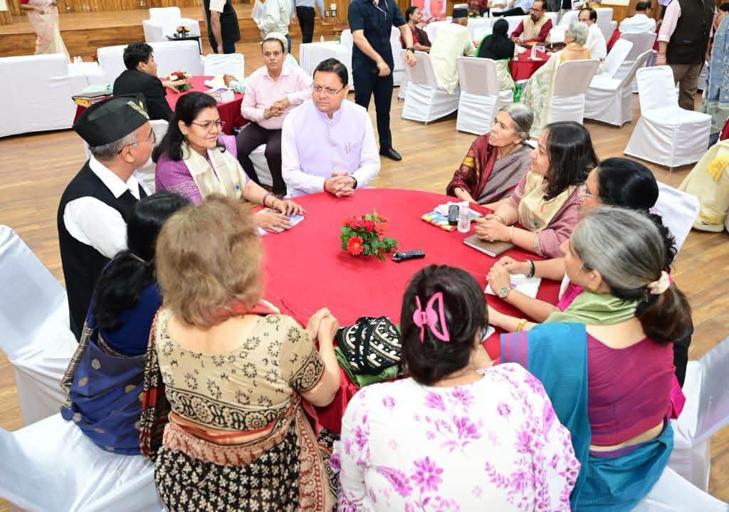 मुख्यमंत्री पुष्कर सिंह धामी ने वरिष्ठ साहित्यकारों से किया संवाद, साहित्यिक योगदान को सराहा