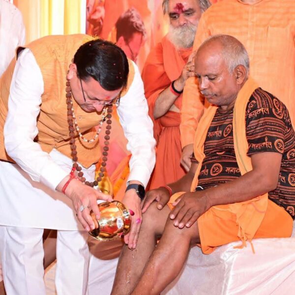 हरिद्वार में शिवभक्त कांवड़ियों का भव्य स्वागत, हेलीकॉप्टर से पुष्पवर्षा