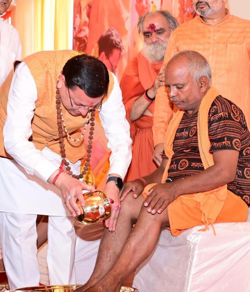 हरिद्वार में शिवभक्त कांवड़ियों का भव्य स्वागत, हेलीकॉप्टर से पुष्पवर्षा