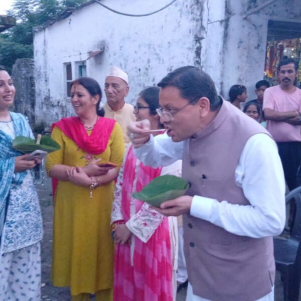 ‘वोकल फॉर लोकल’ को बढ़ावा देने मुख्यमंत्री ने लिया टिक्की का स्वाद