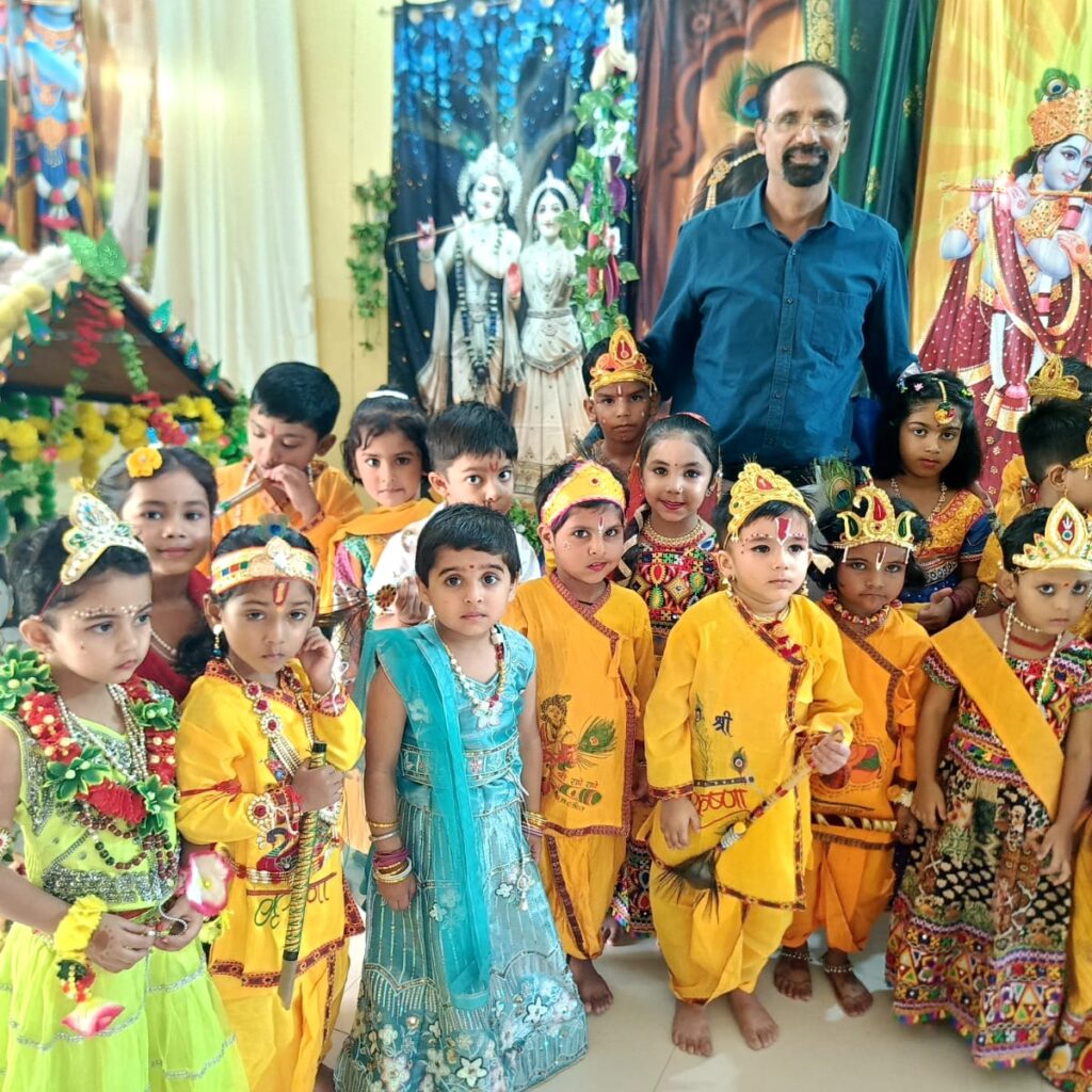 महर्षि विद्या मंदिर में हर्षोल्लास से मनाई गई श्रीकृष्ण जन्माष्टमी