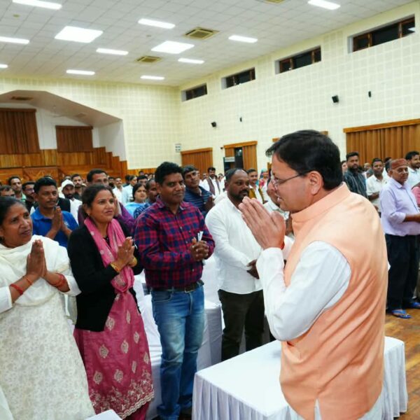 सीएम धामी ने एससी-एसटी समाज के लोगों से किया संवाद, समस्याओं के शीघ्र समाधान के दिए निर्देश