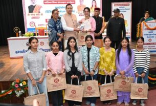 मुख्यमंत्री धामी ने 149 मेधावी बालिकाओं को स्मार्टफोन देकर किया सम्मानित