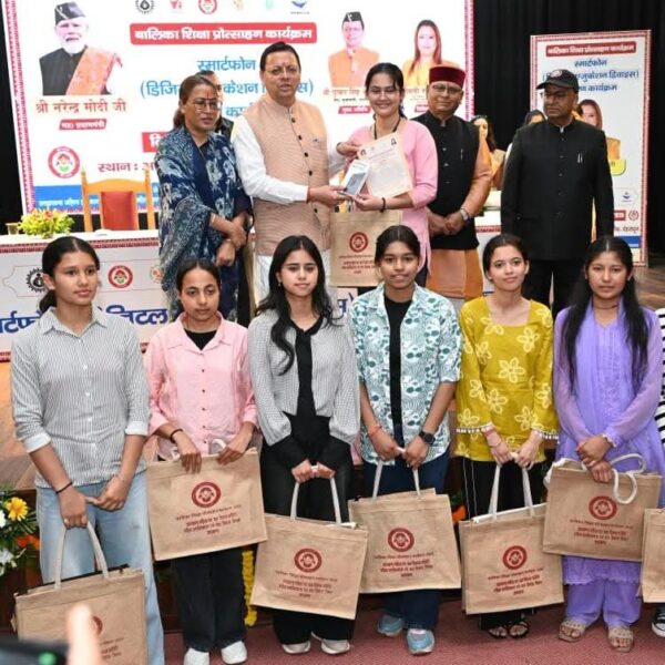 मुख्यमंत्री धामी ने 149 मेधावी बालिकाओं को स्मार्टफोन देकर किया सम्मानित