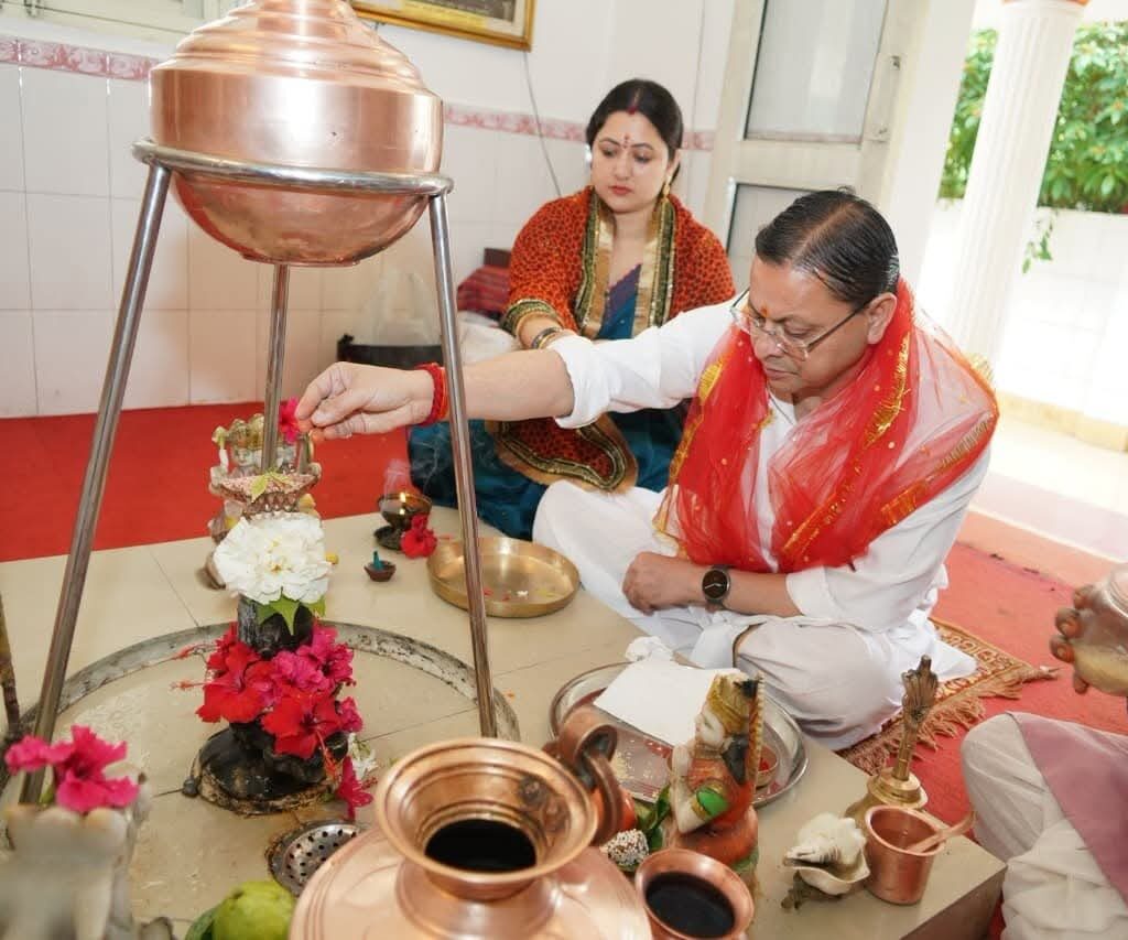 मुख्यमंत्री धामी ने शारदीय नवरात्रि के प्रथम दिन मां दुर्गा की पूजा-अर्चना की