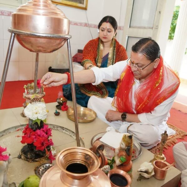 मुख्यमंत्री धामी ने शारदीय नवरात्रि के प्रथम दिन मां दुर्गा की पूजा-अर्चना की