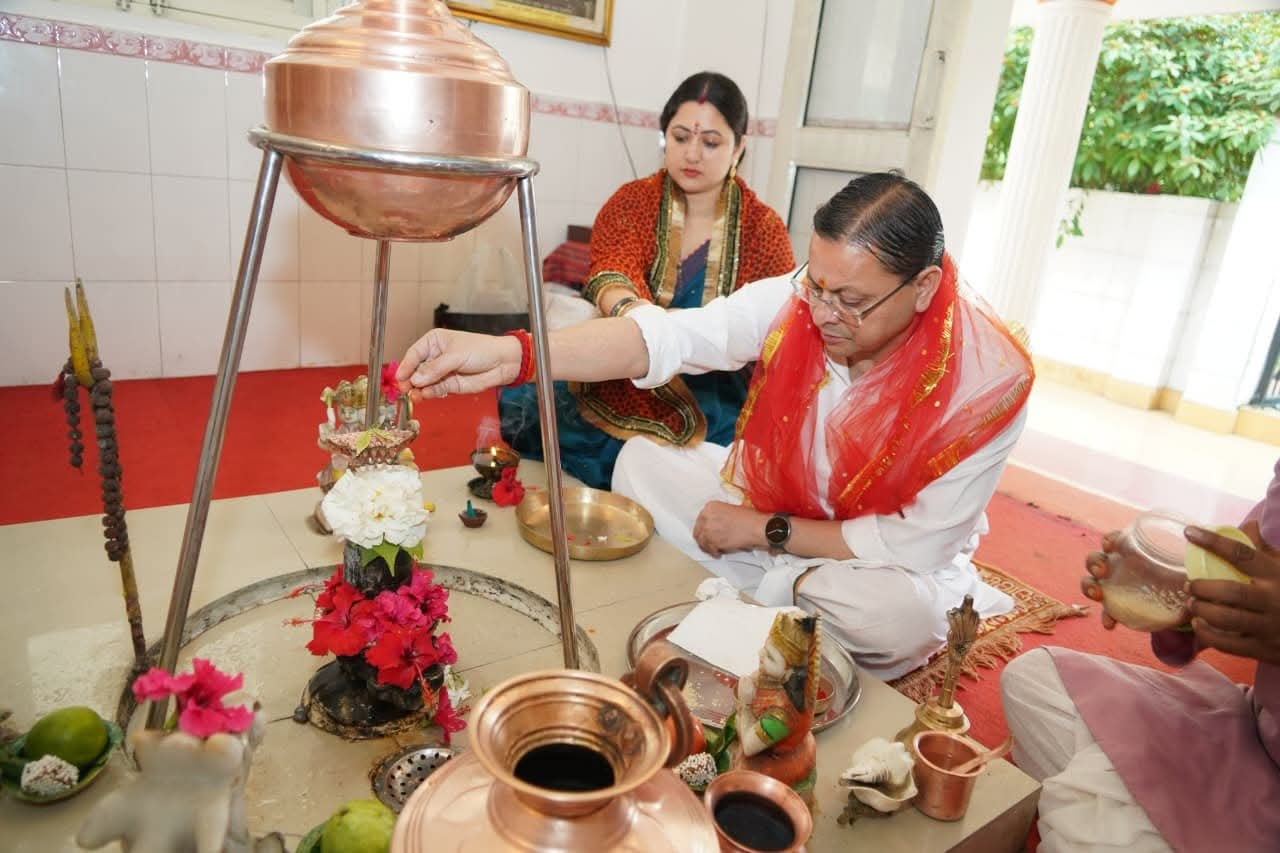 मुख्यमंत्री धामी ने शारदीय नवरात्रि के प्रथम दिन मां दुर्गा की पूजा-अर्चना की